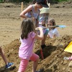 Children with shovels