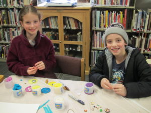 2 kids playing with clay.